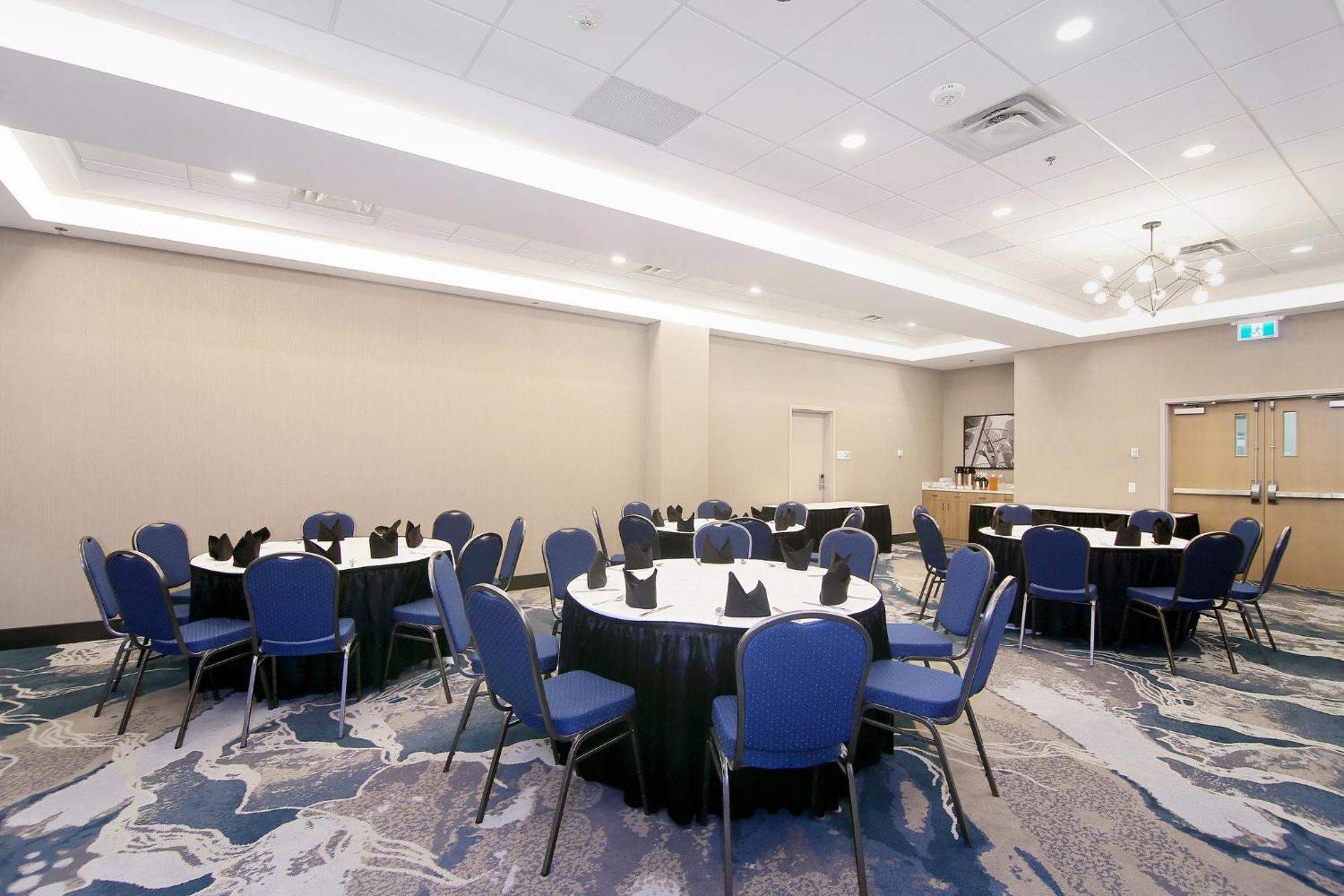 Holiday Inn Hotel & Suites - Calgary Airport North By Ihg Exterior photo